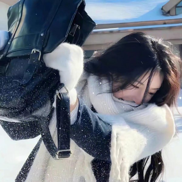 别惹那个抱玩偶的，她打架贼凶